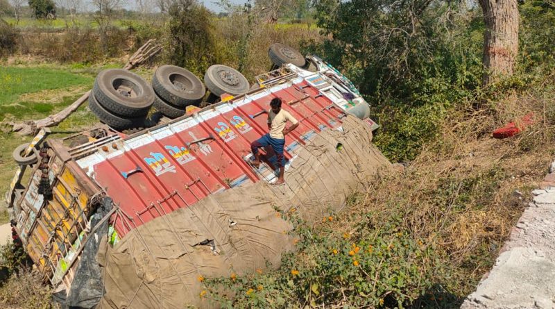 truck falls into deep ditch mahoba